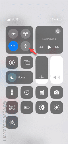 iPhone keyboard not showing up: Fix 2 disable bluetooth min