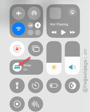 iPhone wallpaper turning black - How to fix 1 sleep off min