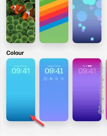 iPhone Lock Screen Clock Font Resets After Restart on iOS 26 - How to Fix 2 solid color background